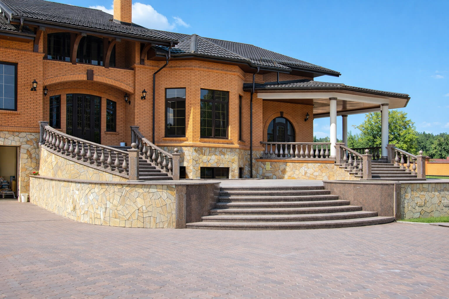 Фасад з натурального каменю