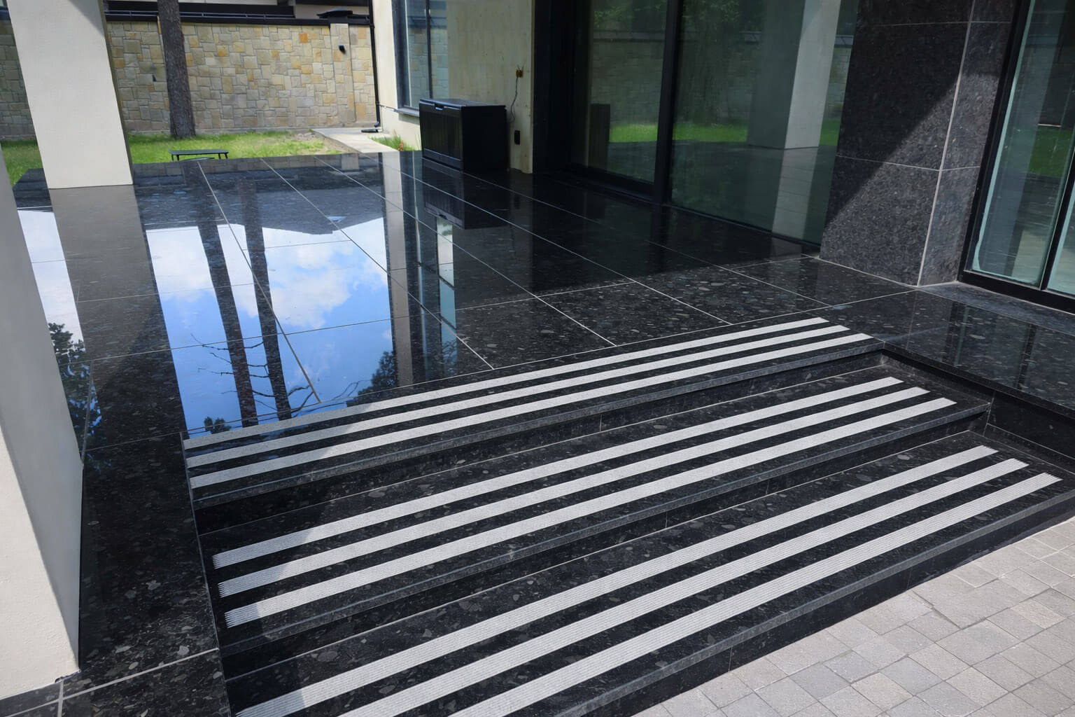 Камінь, портали з каменю