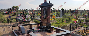 Меморіальний комплекс із граніту м. Бориспіль.