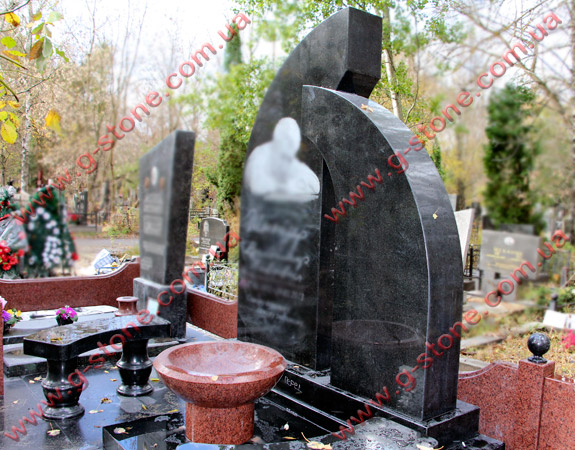 Памятник из лабрадорита и гранита лезники